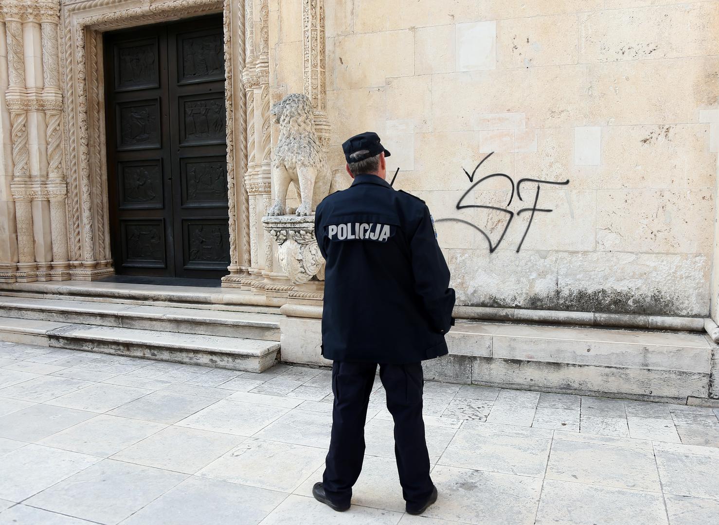 Na pročelju katedrale sv. Jakova, inače spomenika pod zaštitom UNESCO-a, jutros je osvanuo crni grafit 'ŠF'. 