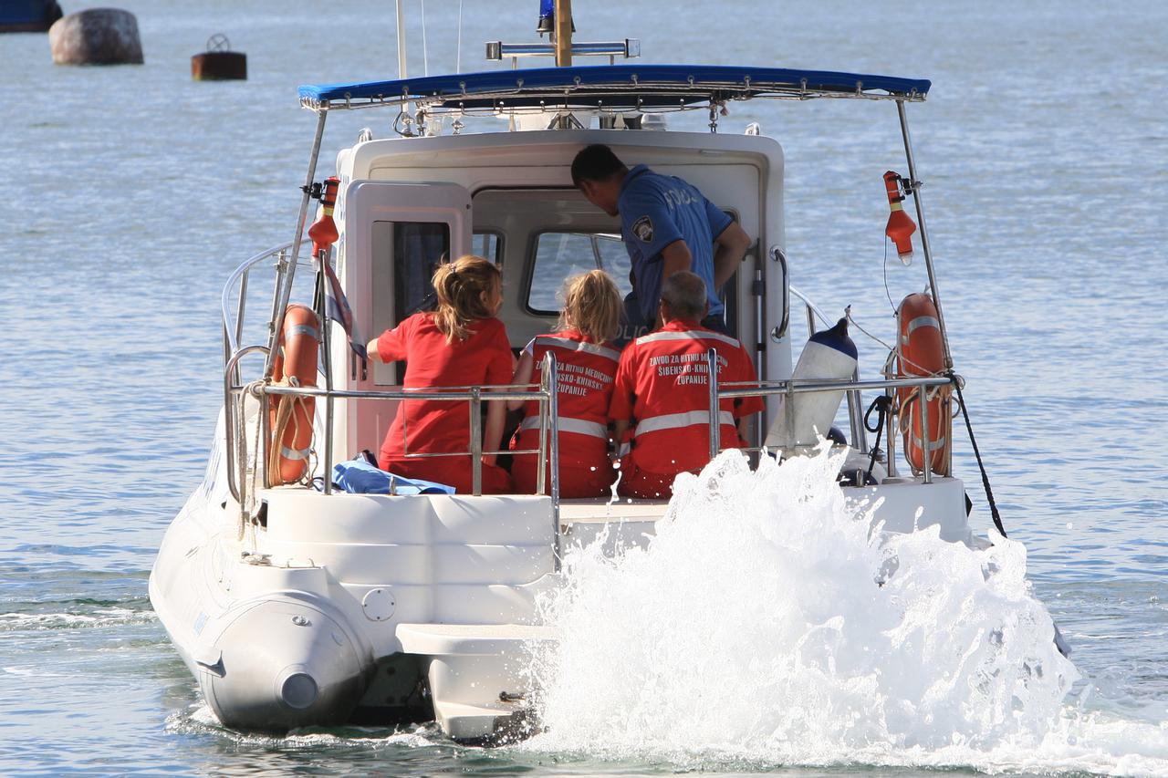 30.05.2014., Sibenik - Na hitan poziv s otoka Prvica djelatnici Hitne medicinske pomoci iz Sibenika krenuli su uz pomoc policije koja ih je svojim gliserom prebacila na otok pomoci bolesniku.  Photo: Dusko Jaramaz/PIXSELL