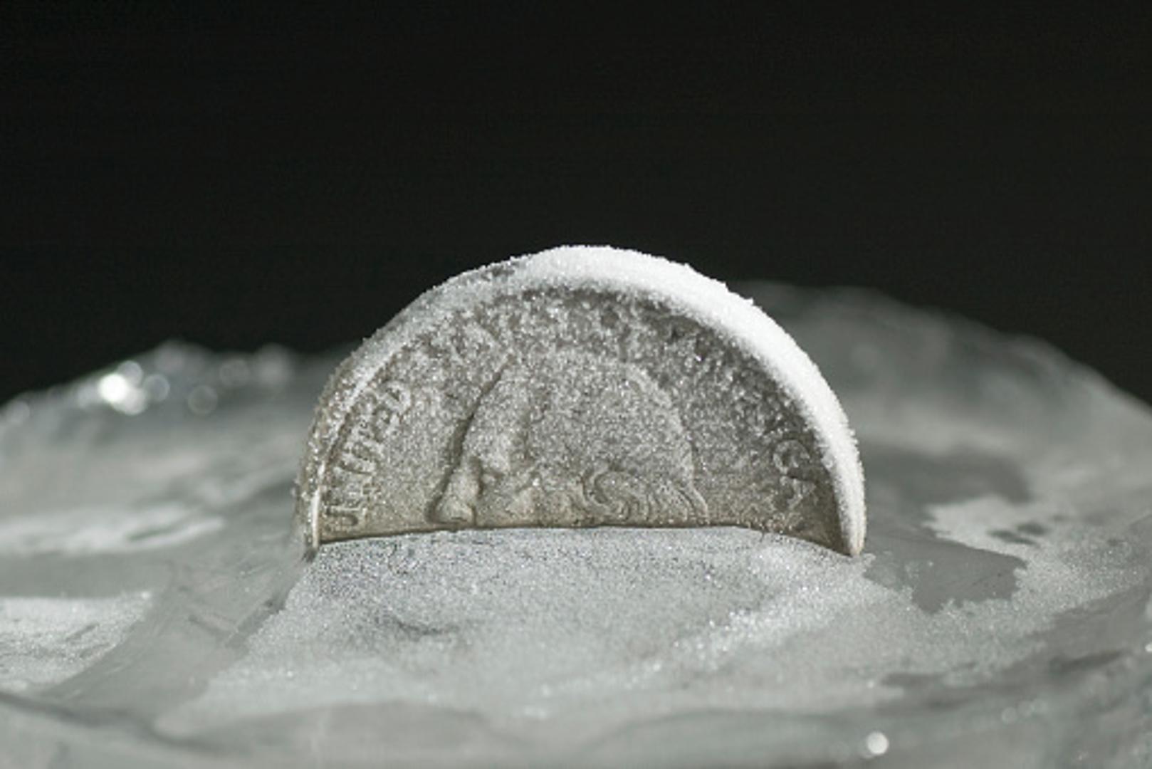 Postoji jedan genijalni trik koji će vam to otkriti. Zaledite plastičnu čašu s vodom i na vrh stavite kovanicu i vratite u zamrzivač. Ako pri povratku s puta pronađete kovanicu na dnu čaše, znate da je zamrzivač bio dovoljno dugo bez električne energije da se led iz čaše uspio odlediti i kovanica je pala na dno. Genijalna ideja, zar ne?