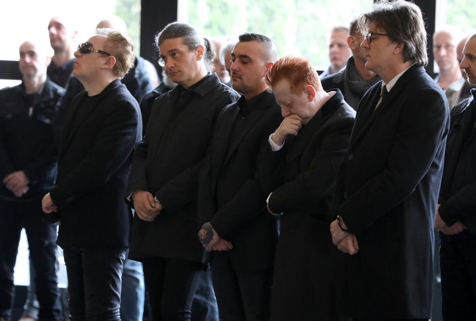 Od Dubravka Voriha, basista grupe Prljavo Kazalište, danas su se na Krematoriju oprostili obitelj, prijatelji i članovi Prljavaca koji su neutješno plakali.