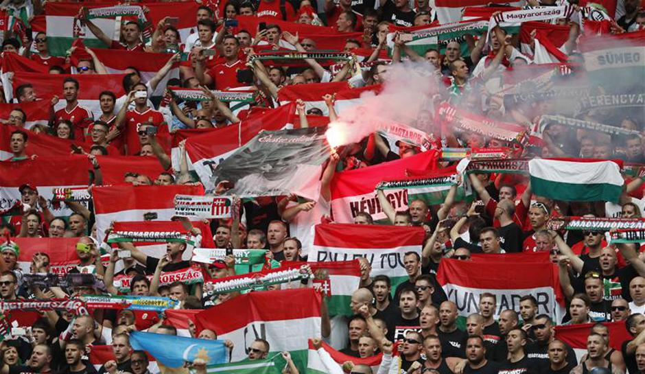Mađarski navijači - baklja