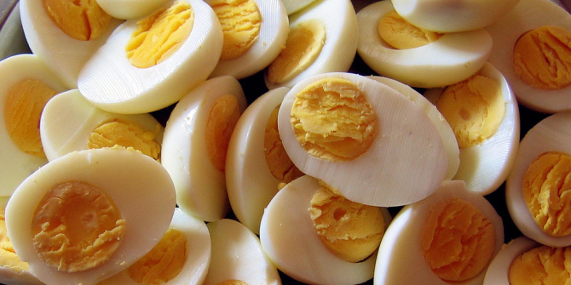 Jedna od najzdravijih opcija svakako je sljubiti jaja s avokadom i cjelovitim žitaricama, a takav obrok pružit će vam zdrave masnoće i proteine te će odgoditi osjećaj gladi i do nekoliko sati. 