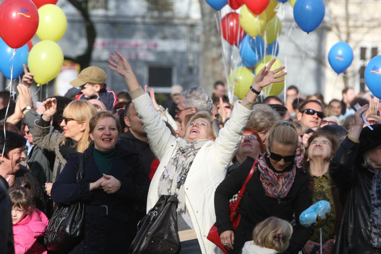 '20.11..2010 ,Zrinjevac, Zagreb-Kazaliste Kerempuh organiziralo je na Zrinjevcu Dan zagrljaja i Milenijski zagrljaj. Ucestvovali su mnogi glumci i javne osobe., a Sime Strikoman je snimao milenijsku f