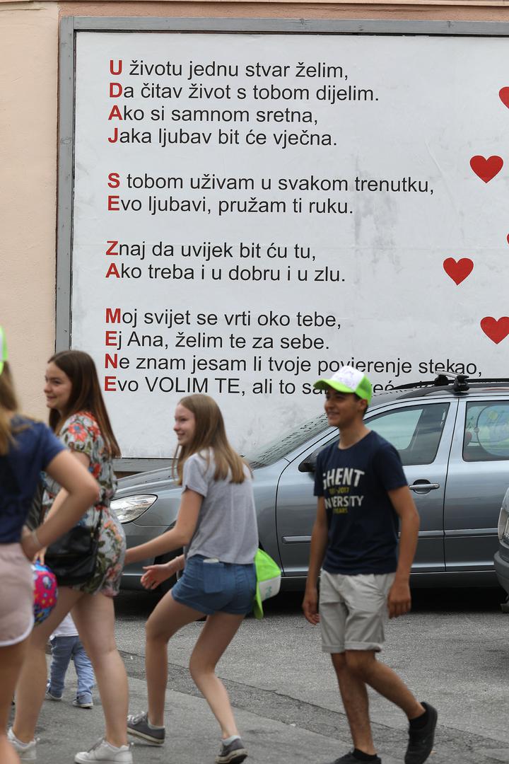 Jedan mladić, po imenu Marko svoju djevojku je odlučio zaprositi na zanimljiv i neobičan način.