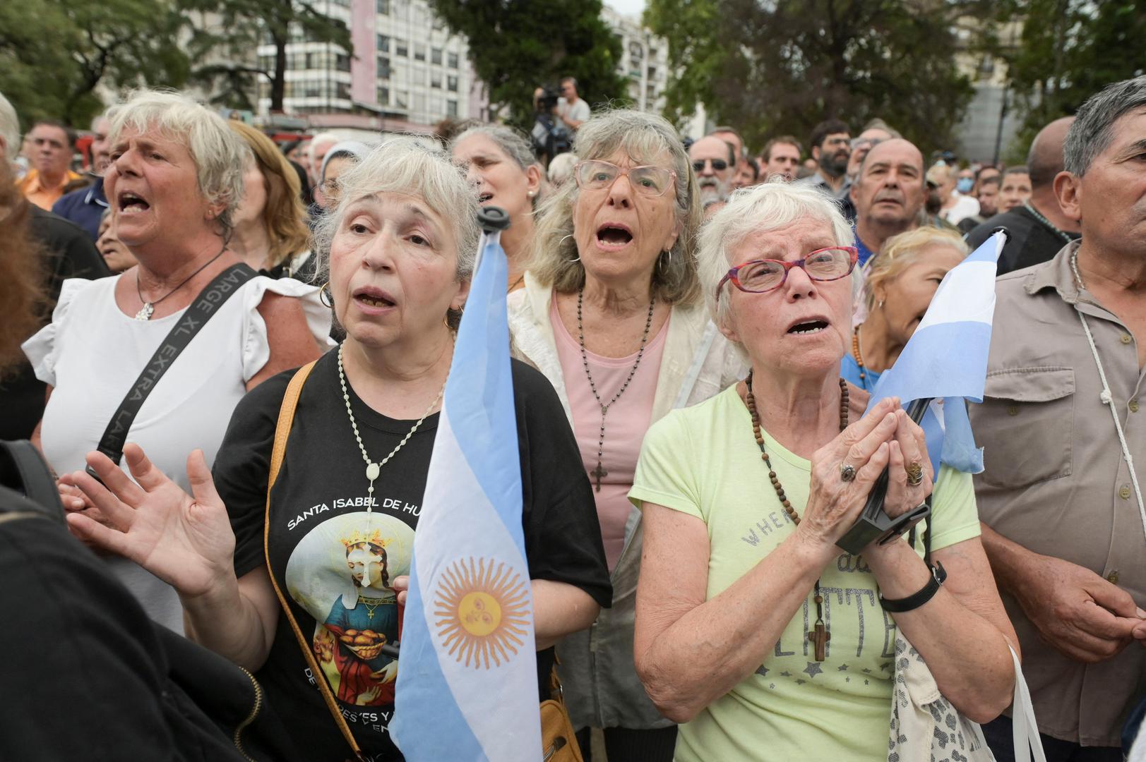 Zdravstveno stanje pape Franje pogoršalo se u protekla 24 sata, priopćio je Vatikan u subotu, dodavši da je pretrpio "produljenu respiratornu krizu nalik astmi" i da je primio transfuziju krvi.

