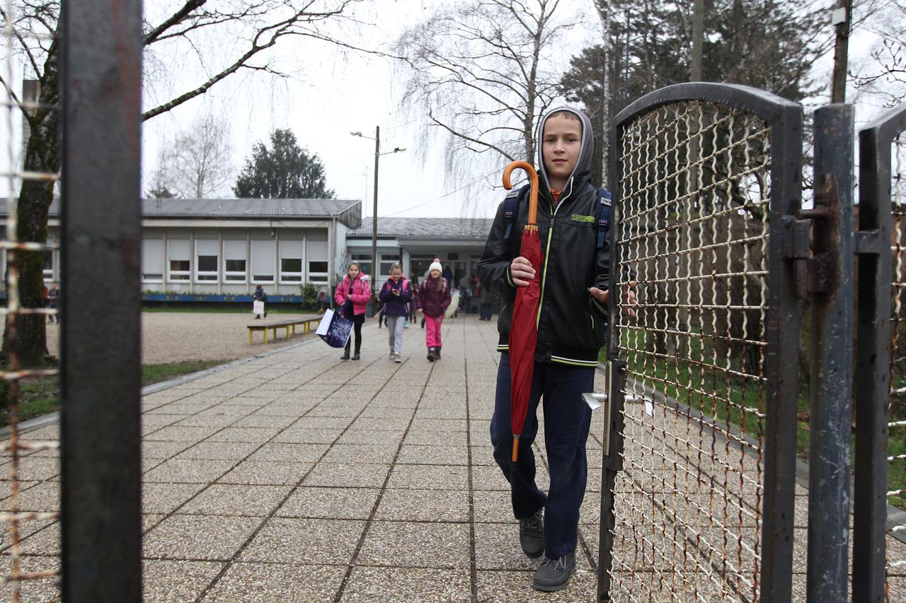 05.04.2013., Zagreb - Osnovna skola Odra 55 godina nije obnavljana, krov skole je izgradjen od azbestnih ploca a ucenici nemaju osnovne uvjete za ucenje.  Photo: Boris Scitar/VLM/PIXSELL