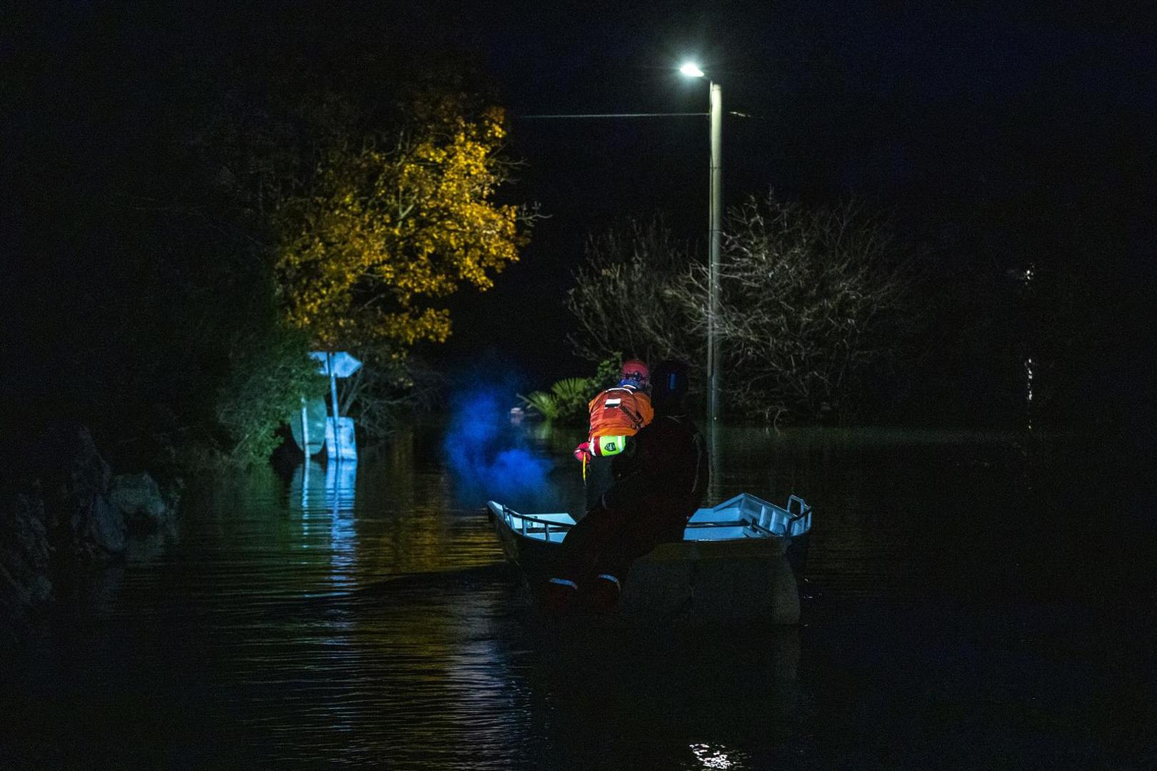 10.12.2020., Vrgorac, Kokorici - Dezurne sluzbe nastavljaju s radom i tijekom noci na poplavljenom podrucju u Kokoricima.
Photo: Miroslav Lelas/PIXSELL