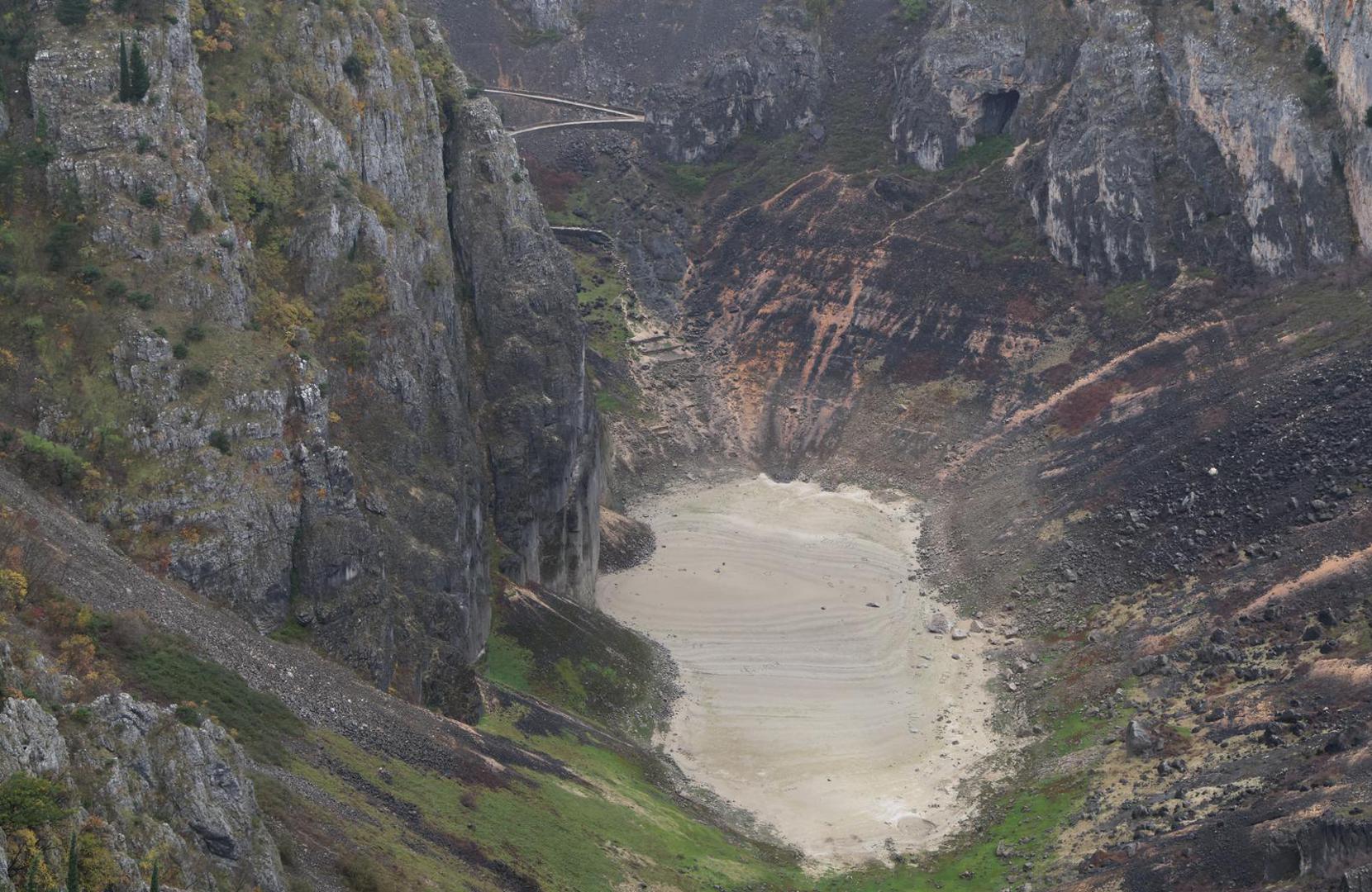 Modro jezero presuši svakih nekoliko godina, a Imoćani potom na njegovu dnu odigraju nogometnu utakmicu.