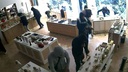 VIDEO Ovo je trenutak kada su izgrednici masovno uletjeli u zatarnicu i opustošili je