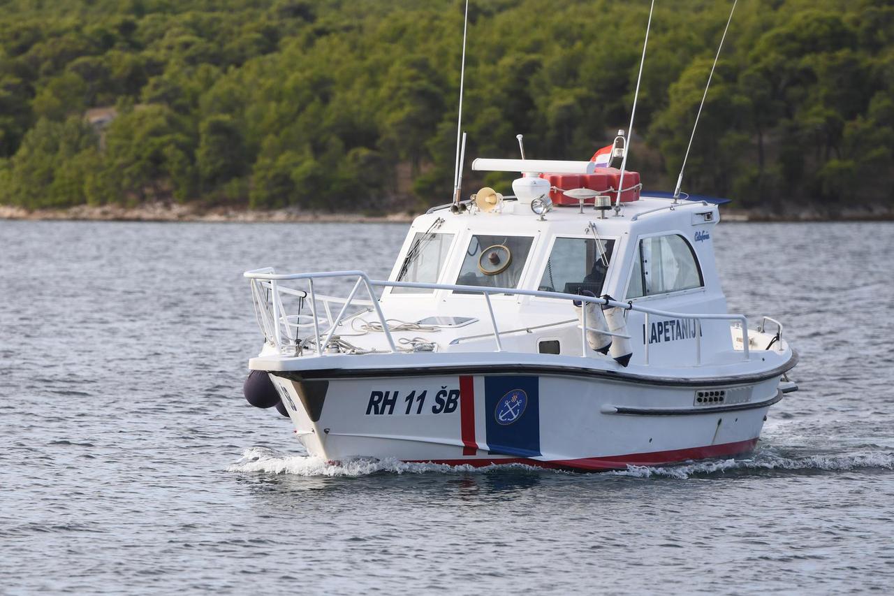 Šibenik: Brod Lučke kapetanije u kanalu sv. Ante