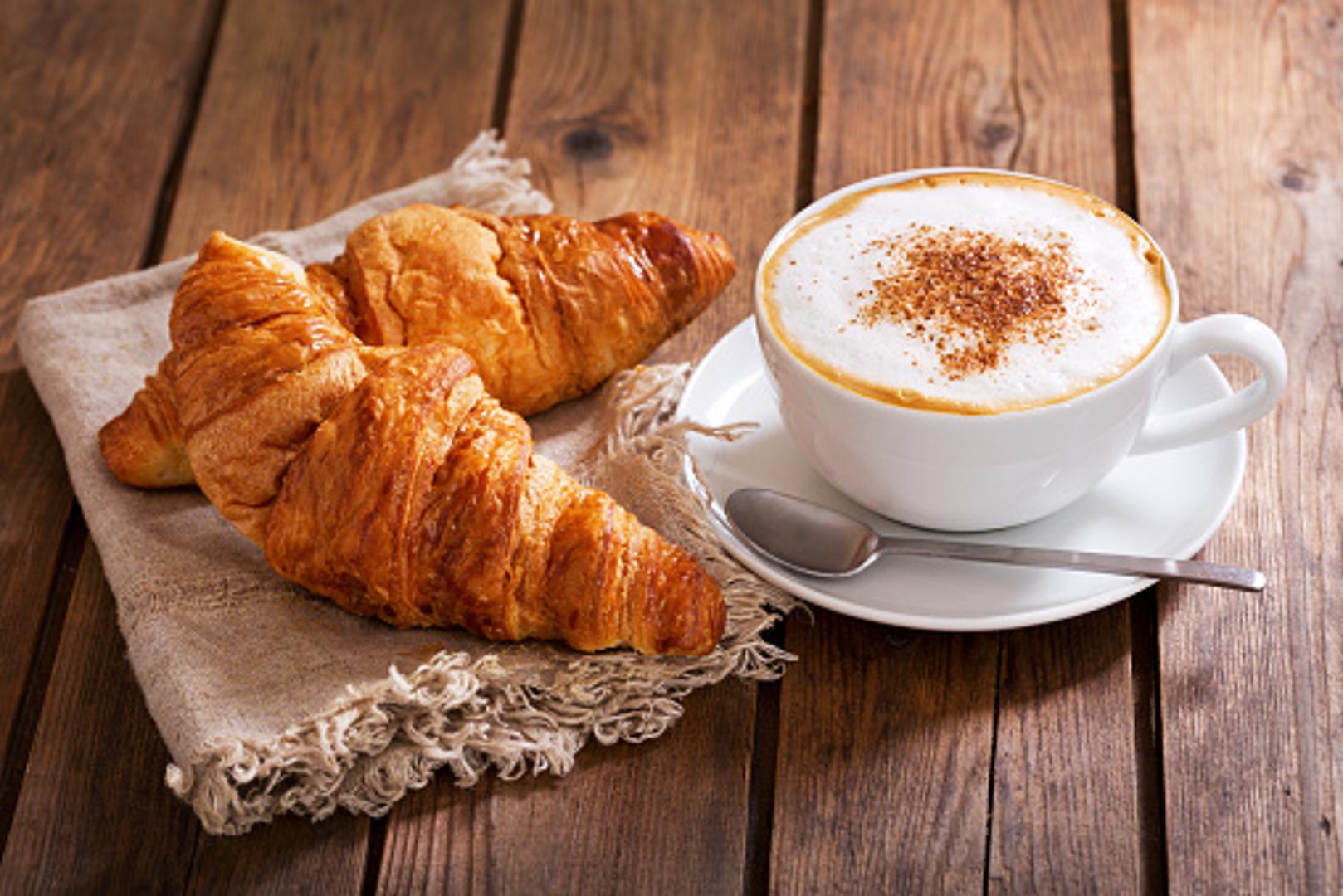 Cappuccino se obično pije iz deblje i stožaste šalice, koja ima 180 mililitara. 