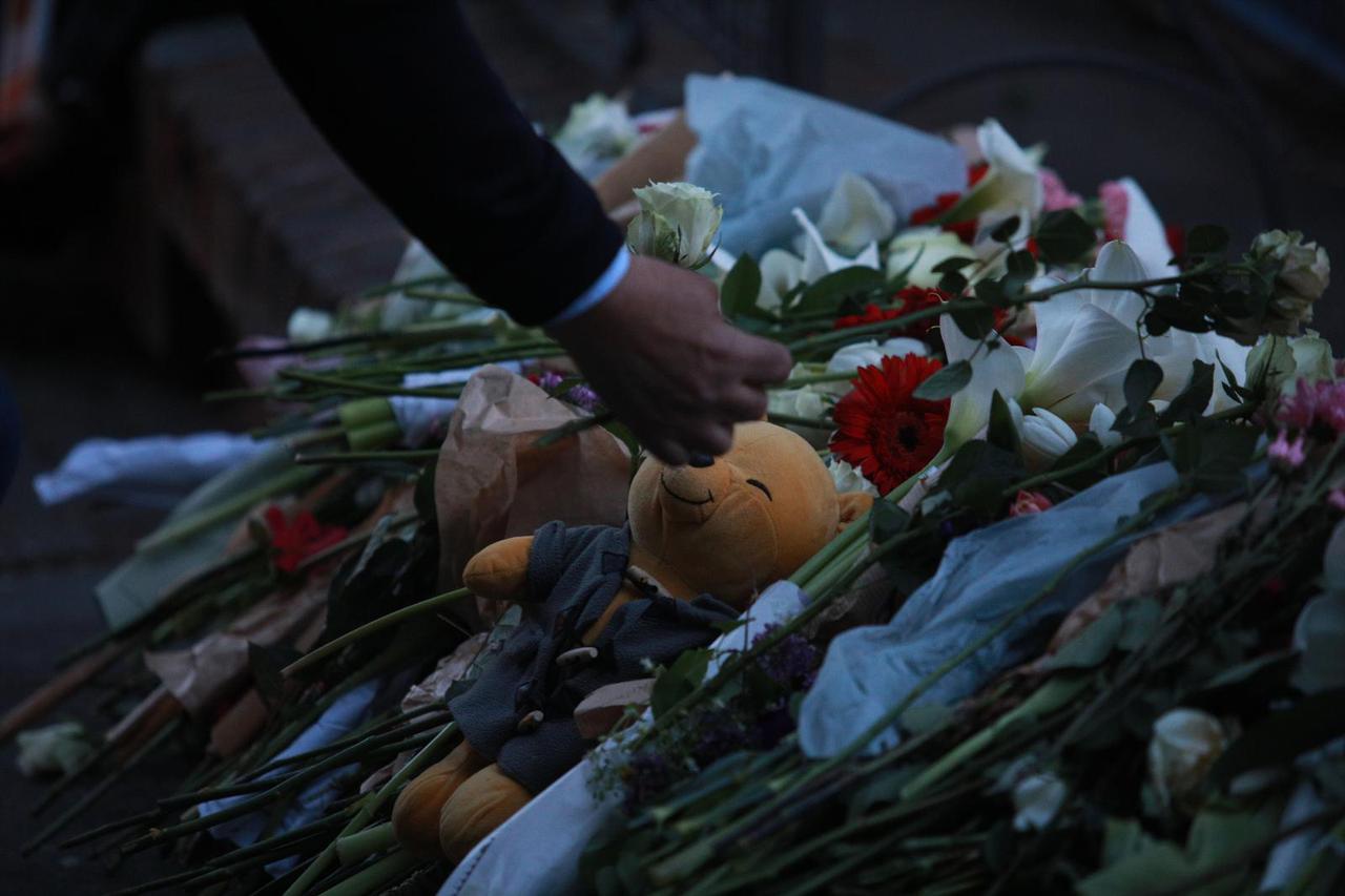 Beograd: Građani polažu cvijeće te pale svijeće ispred škole gdje je jutros učenik ubio devet osoba