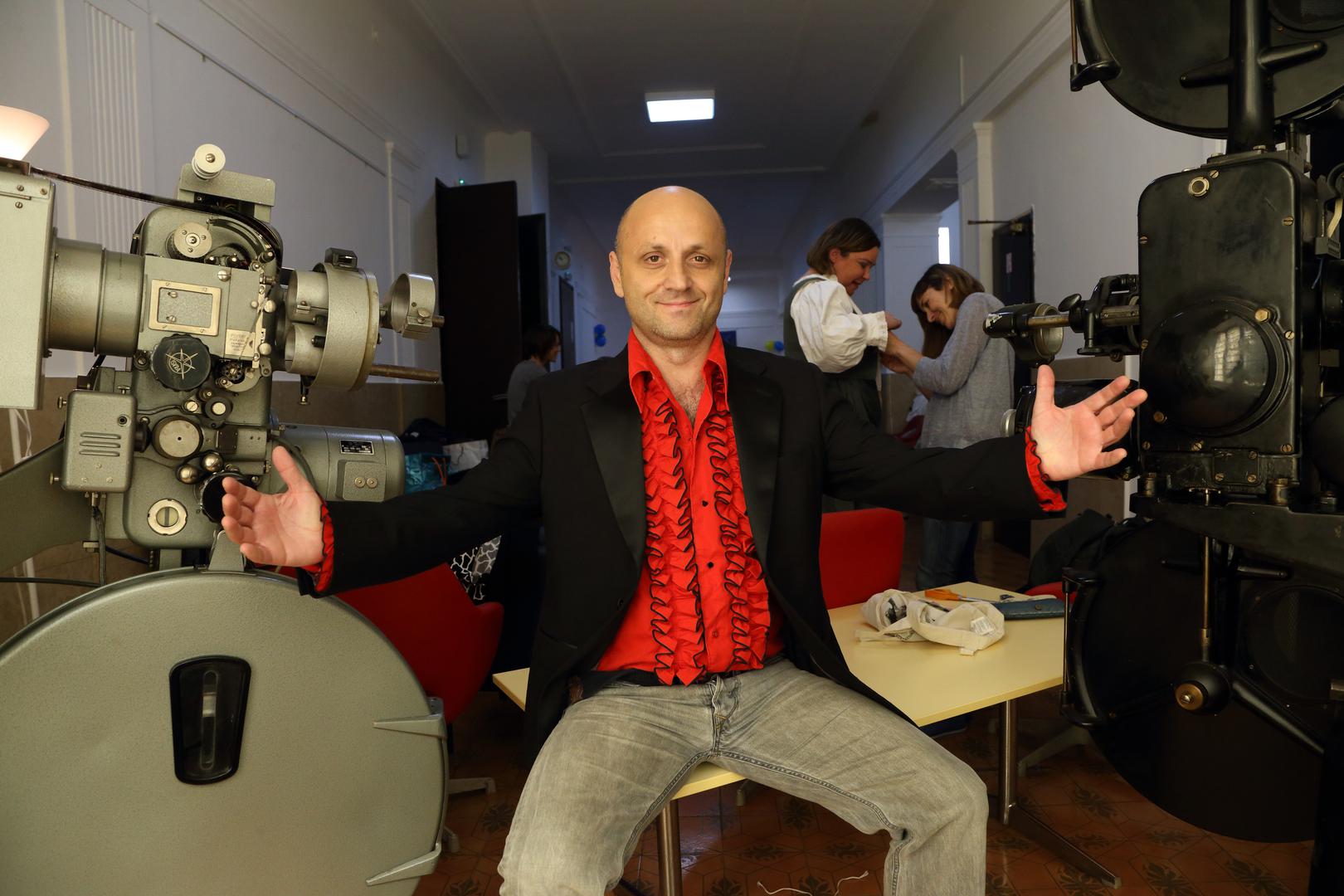 Prije sedmog razreda, roditelji ga šalju u Tuzlu kako bi usavršio jezik i prilagodio se školskom sustavu prije preseljenja u Hrvatsku.