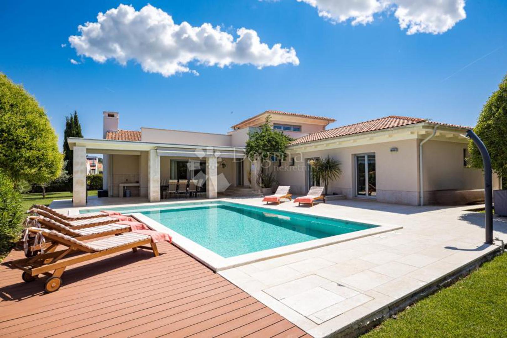 Na samo 200 metara od mora i ekskluzivne boutique marine u Volmama, naselju pokraj Pule, smjestila se ova samostojeća villa koja se prostire na tri etaže, s ukupnom stambenom površinom od 277 četvornih metara te okućnicom veličine 1.073 m².