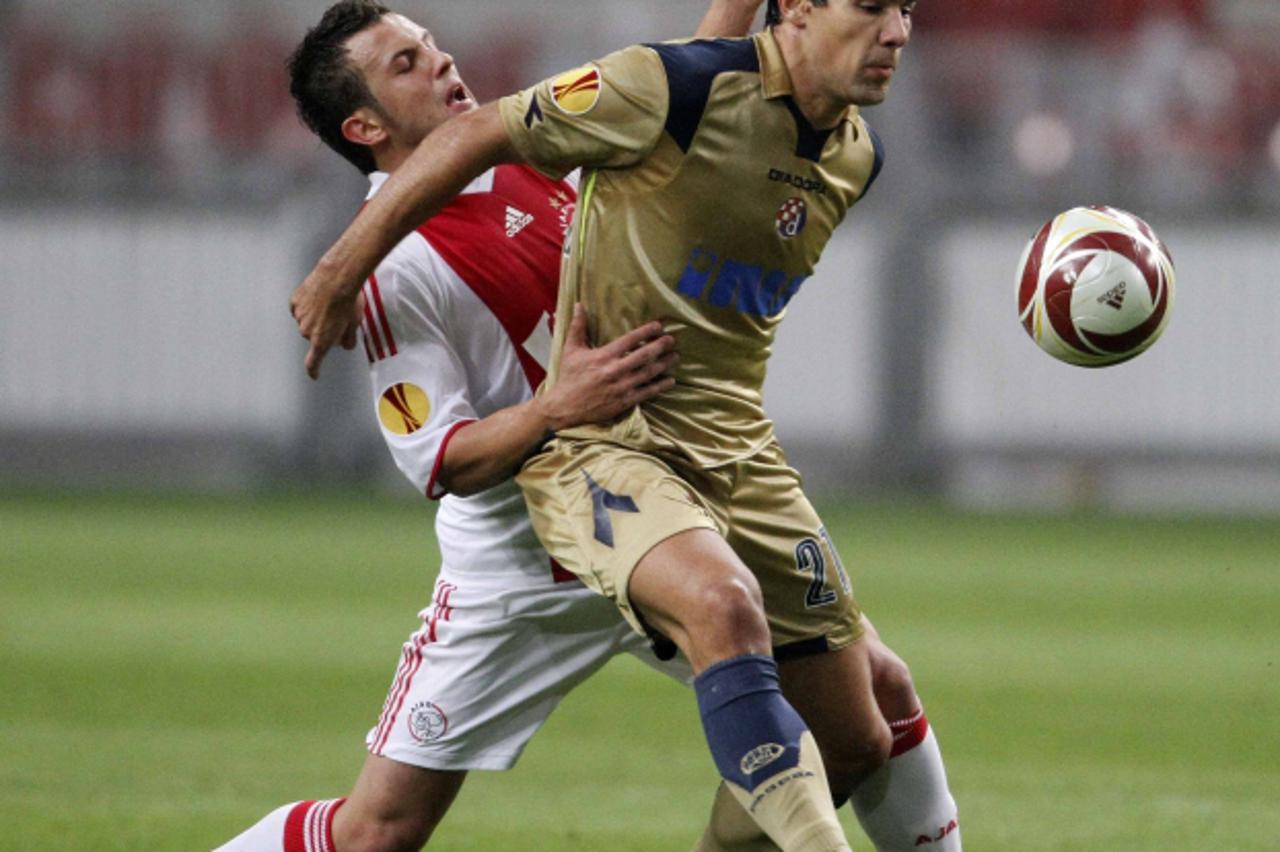'Miralem Sulejmani of Ajax Amsterdam (L) fights for the ball with Ivica Vrdoljak of Dynamo Zagreb (R) during their Europa League soccer match in the Amsterdam Arena October 22, 2009.    REUTERS/Michae
