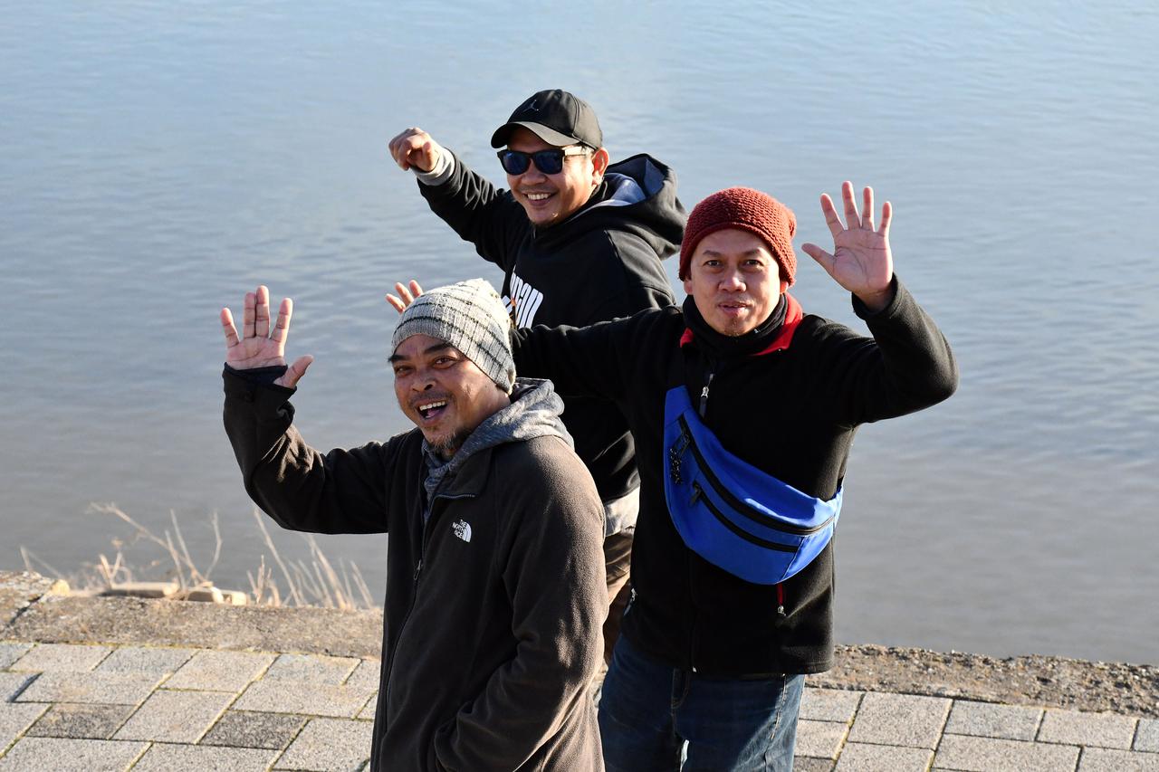 Dobro raspolozeni strani radnici u setnji i razgledavanju Slavonskog Broda