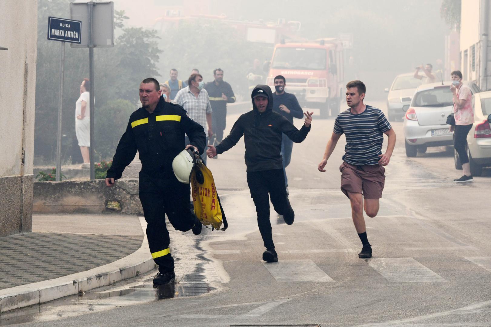 13.07.2022., Zaton - Pozar koji je buknuo kod vodica prosirio se prema Zatonu gdje su ugrozene kuce. Photo: Hrvoje Jelavic/PIXSELL