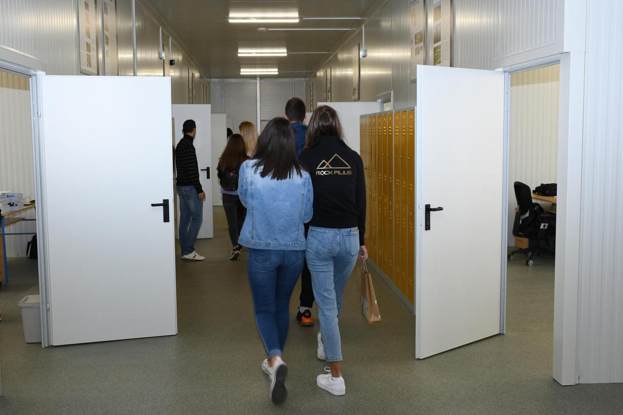 Srednja škola Glina nastavu održava u modularnom objektu