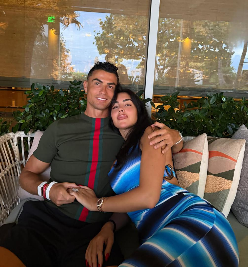 Georgina Rodriguez i Cristiano Ronaldo ponovno su u središtu pozornosti. Nakon što su oboje viđeni s dijamantnim prstenjem, mediji su se raspisali o vjenčanju koje bi se navodno trebalo održati već ovog vikenda.