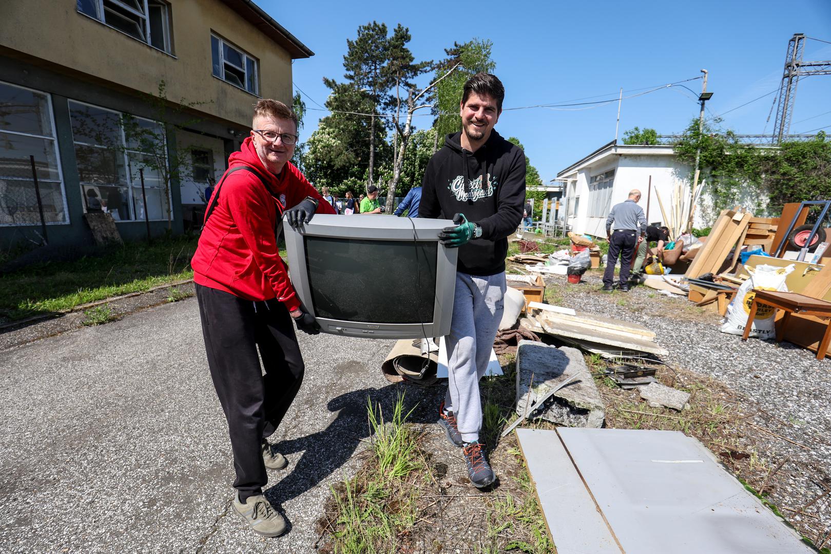 27.04.2025., Sesvete - Udruga Zelene i plave Sesvete i Cisteci medvjedici u akciji ciscenja smeca u sklopu projekta Rezolucija Zemlja 2025. Akciji ciscenja se prikljucio i gradolnacelnik Tomislav Tomasevic. Photo: Igor Kralj/PIXSELL