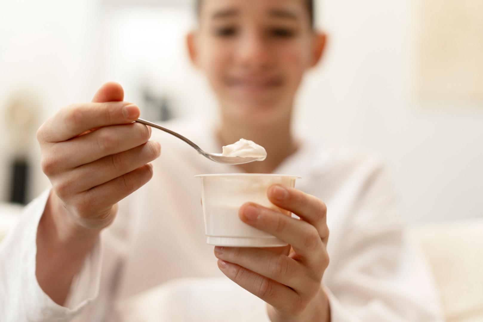 Jogurt: Jogurt sadrži korisne bakterije koje mogu podržati ravnotežu crijevne flore. Kada je probava usporena ili narušena, takve namirnice mogu pomoći crijevima da bolje rade i smanjiti osjećaj napuhnutosti. Najbolje je birati obični jogurt bez puno dodanog šećera, a osobama osjetljivima na laktozu mogu više odgovarati fermentirani ili bezlaktozni proizvodi.