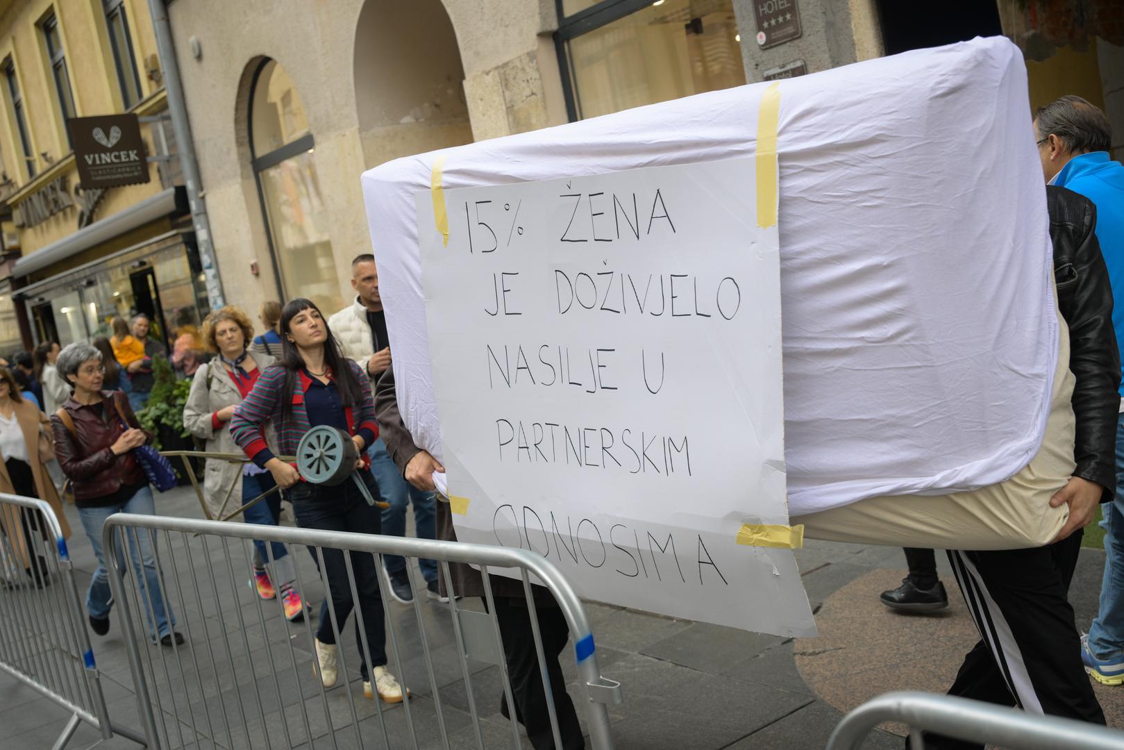 Performans je započeo ispred kazališta "Gavella", nastavio se kroz gradske ulice, a kulminirao na Trgu svetog Marka. Ključni element bila je simbolika — sudionici su nosili madrace, aludirajući na slučajeve seksualnog nasilja, posebno silovanja, u društvenom i intimnom kontekstu.