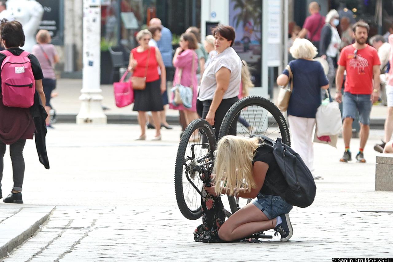 Zagreb: Djevojka pokazala svoju vještinu popravljanja bicikla u centru grada