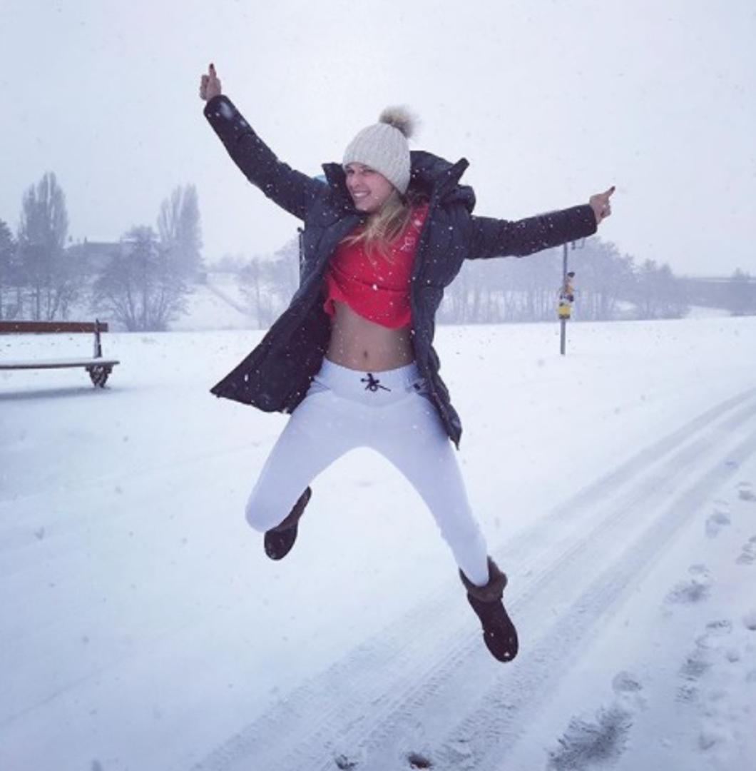 Tako je na Instagramu objavila fotografiju na kojoj je pokazala seksi trbuh dokazavši da joj hladnoća uopće ne smeta.
- Odjevena prikladno za vremenske prilike - dodala je uz fotku.