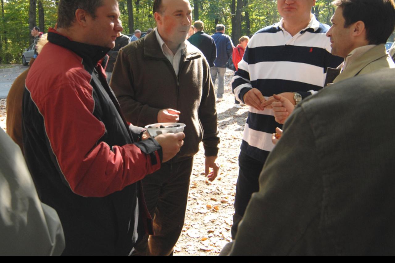 \'08.10.2008., Koprivnica - Damir Polancec jede kestene s kumom Neviom Prlogom, Josipom Pavlovicem i Zdravkom Sestakom na HDZ-ovoj kesenijadi u sumi Crna Gora.  Photo: Josip Maljak/PIXSELL\'