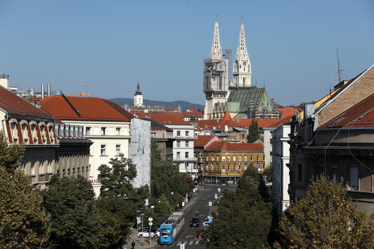 Pogled na katedralu i ulicu Franje Račkoga s Trga žrtava fašizma