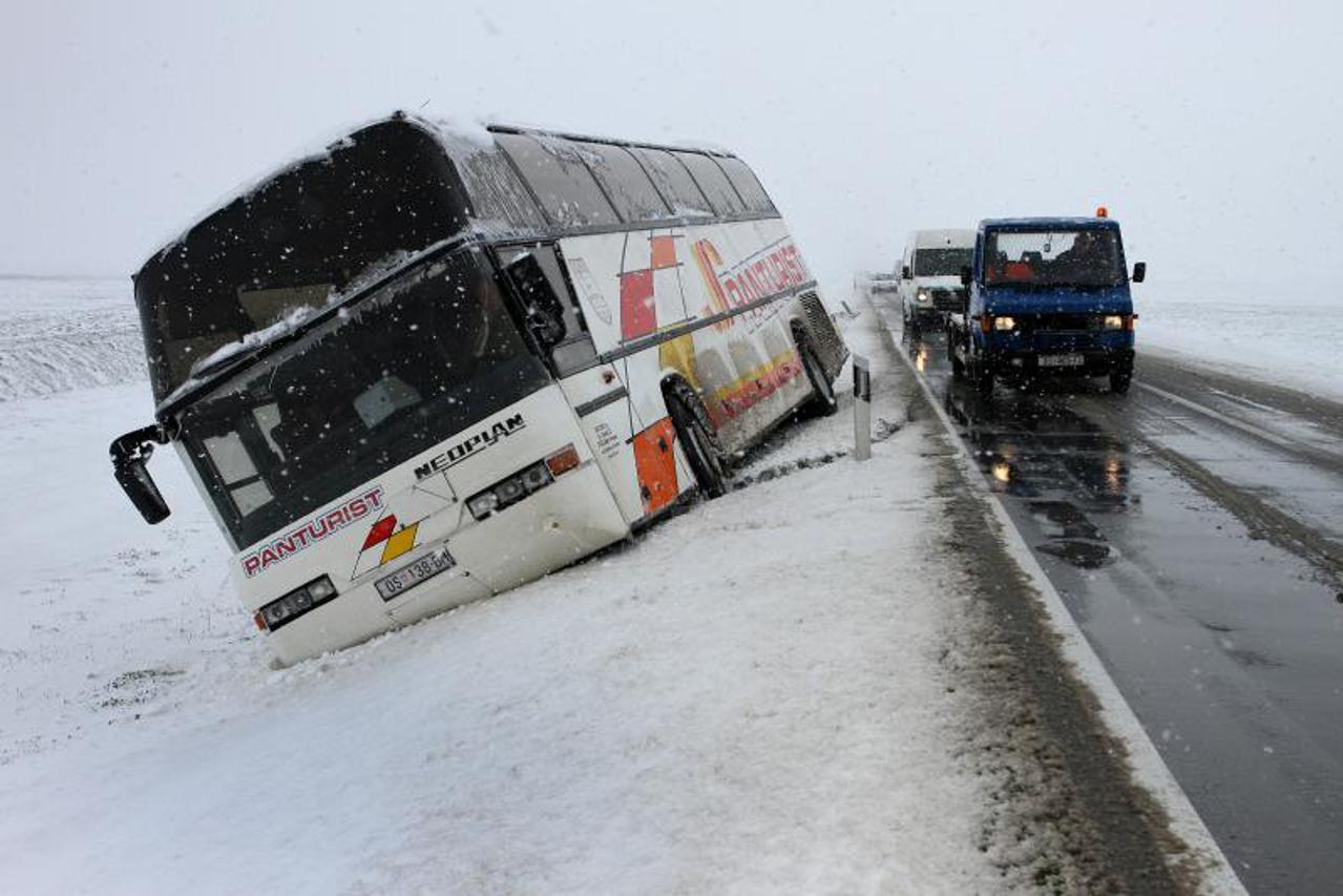 autobus, sletio s ceste (1)