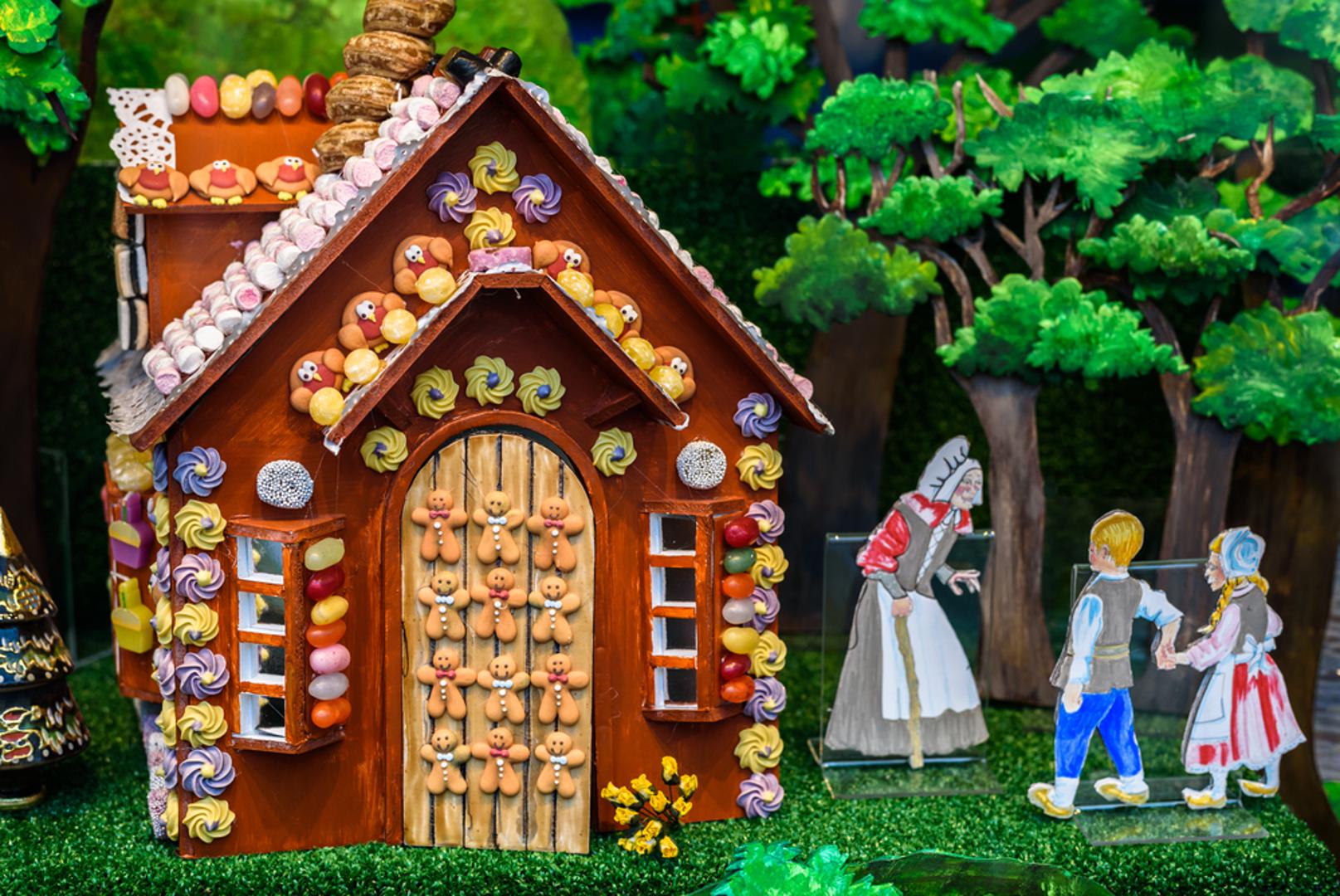 Ivica i Marica: U ranim verzijama ove priče roditelji ne zalutaju slučajno s djecom u šumi nego ih svjesno ostave ondje jer ih ne mogu prehraniti. Vještica ne prijeti samo peći. Ona djecu tovi kao stoku, planirajući ih pojesti. Čak i kad se priča 'ispegla', ostaje jeziva ideja da najgori scenarij za djecu mogu napisati odrasli ljudi.