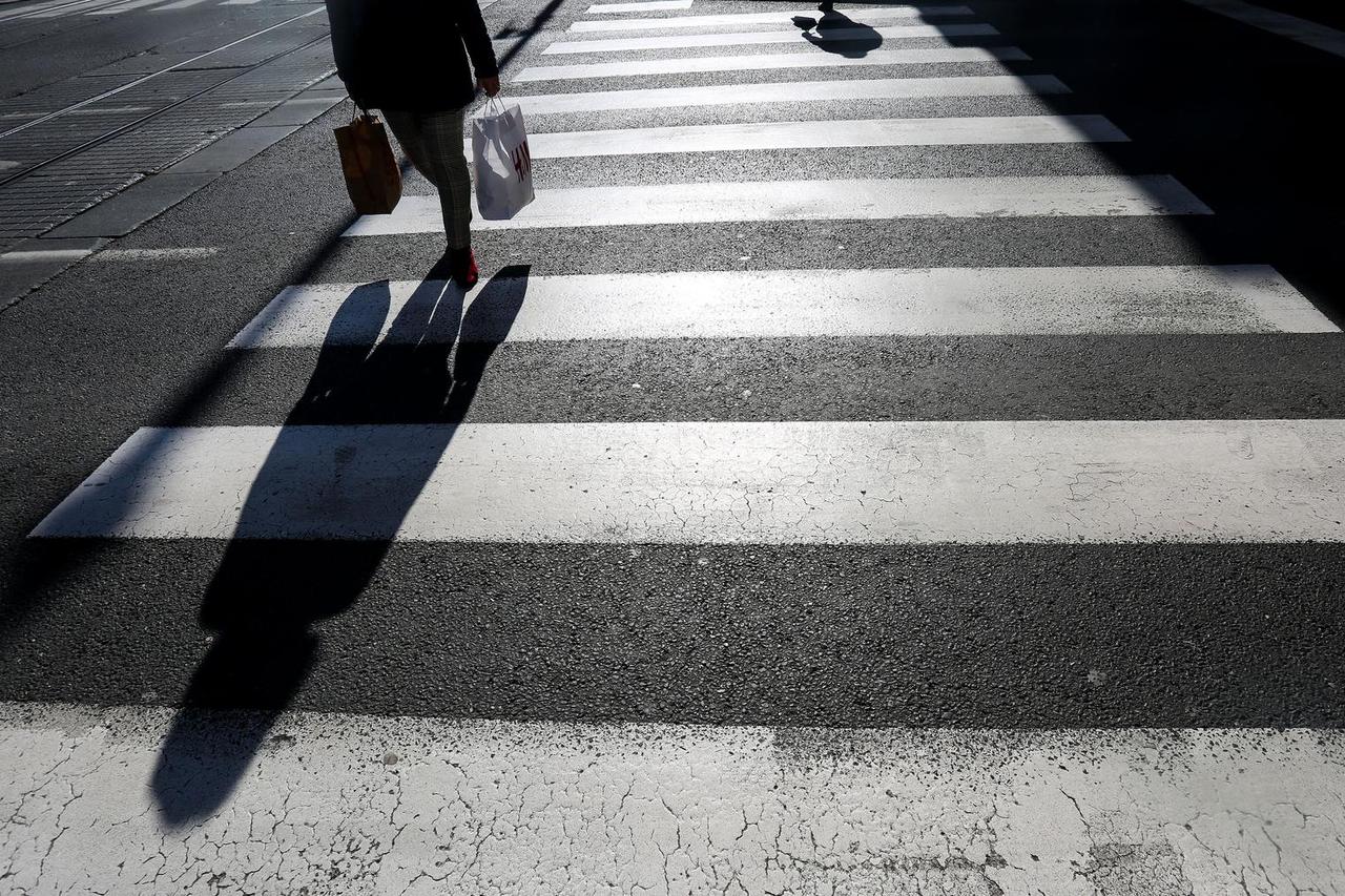 Zagreb: Sjena pješaka na pješačkom prijelazu