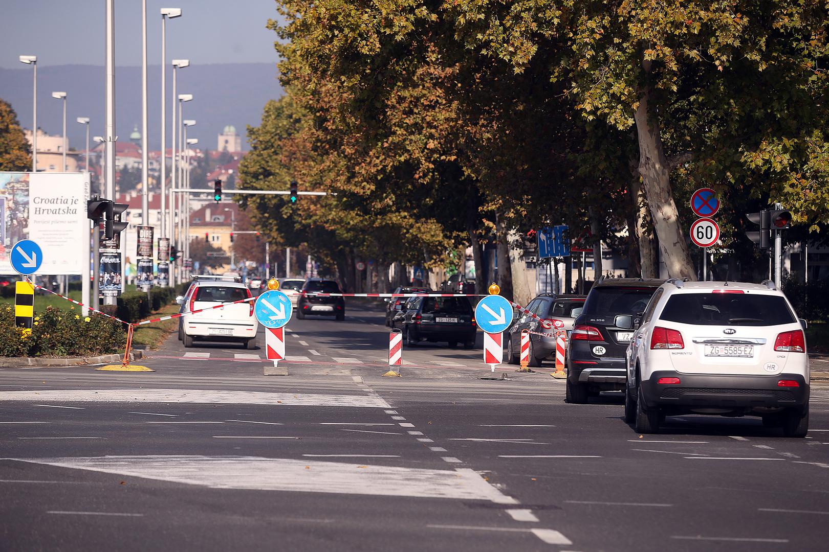 Zbog izlijevanja vode na prometnicu, prometuje se suženim dijelom kolnika Heinzelove u smjeru sjevera, prema postavljenoj signalizaciji, priopćio je Zagrebački holding.