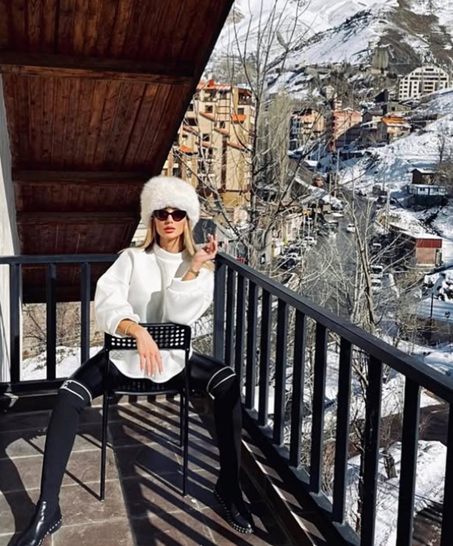 Njihove objave, koje podsjećaju na iransku verziju „Gossip Girl“, posebno ljute pripadnike generacije Z, koji svakodnevno svjedoče nasilju, represiji i gospodarskom kolapsu.

