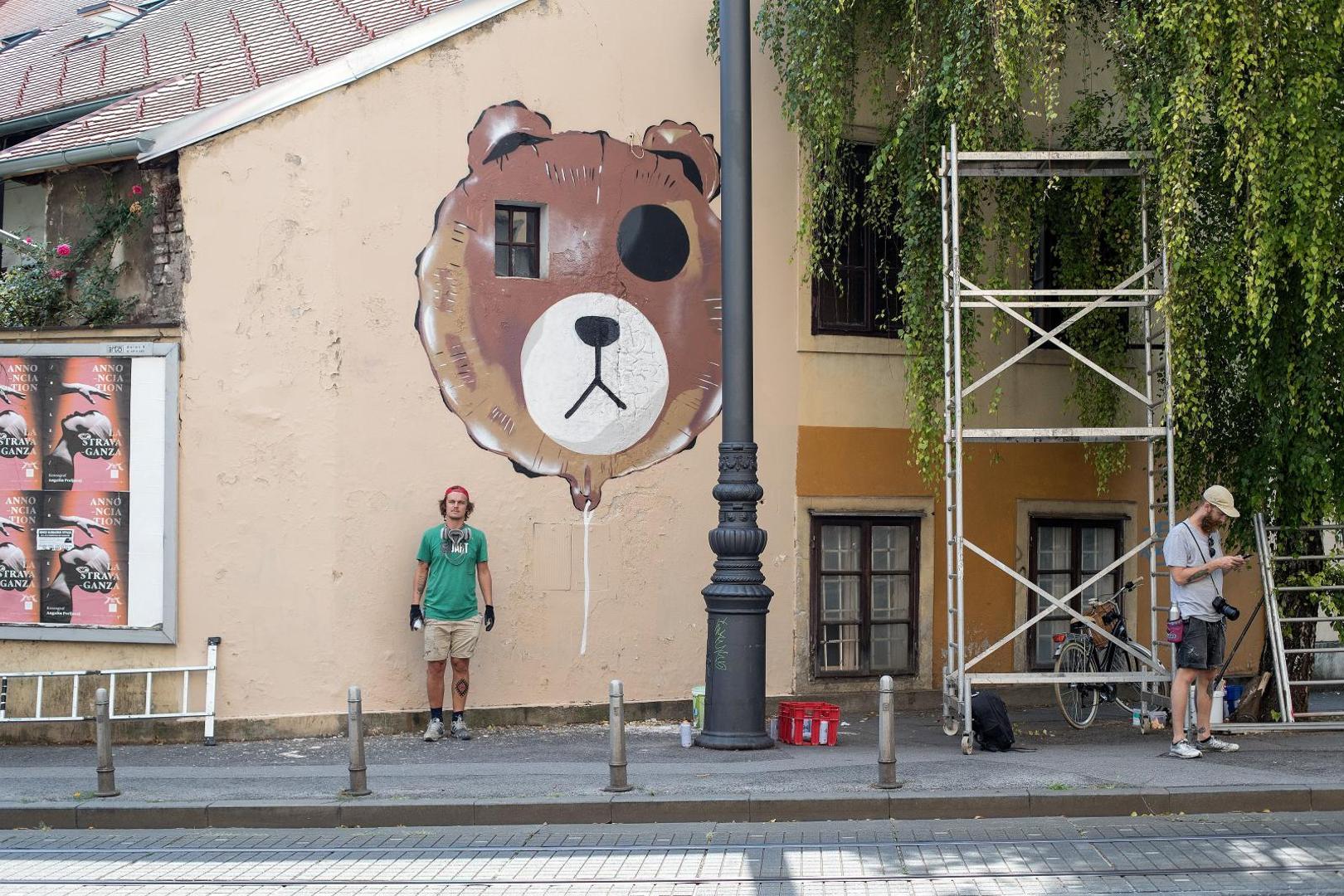 BORIS BARE Langov je trg ukrasio muralom medvjeda čije je oko, zapravo, prozor. U sklopu projekta “Okolo” priprema još jedno iznenađenje