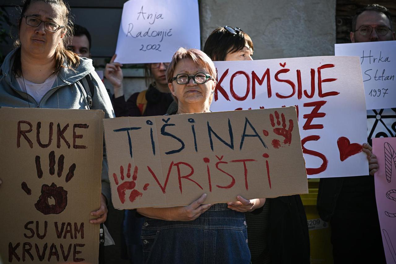 Zagreb: Prosvjed na godišnjicu pada nadstrešnice u Novom Sadu održan ispred veleposlanstva Republike Srbije