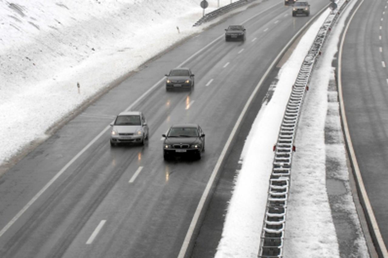 'za pixsell....05.04.2010. gorski kotar......slab snijeg pao je na uskrsnji ponedjeljak na podrucju gorskog kotara, ali ne stvara probleme na autocesti rijeka-zagreb Photo: Goran Kovacic/PIXSELL'