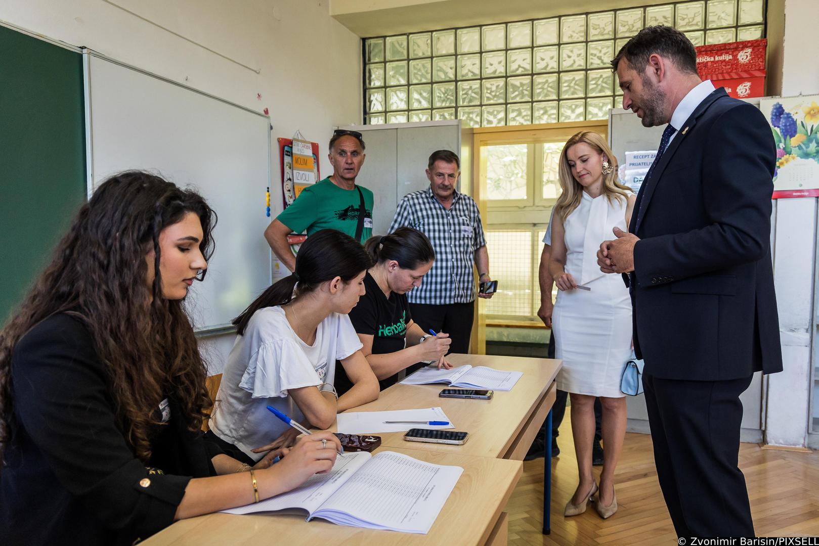 Šuta i njegova supruga su se modno uskladili za drugi krug izbora, pa se tako Šuta odlučio za tamnoplavo odijelo, dok je njegova supruga nosila bijelu haljinu i bež cipele, a cijelu je kombinaciju upotpunila plavom torbicom.