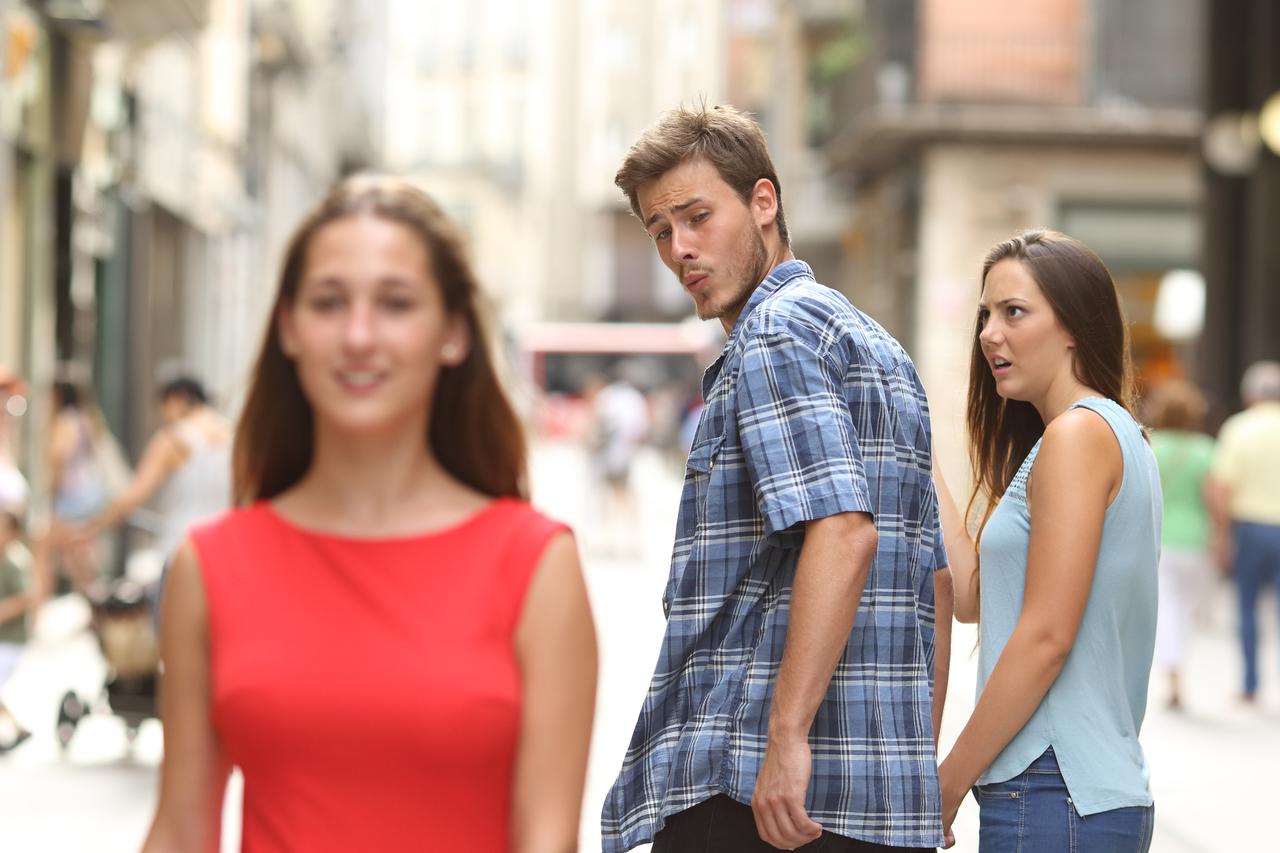 Muškarac odmjerava drugu ženu