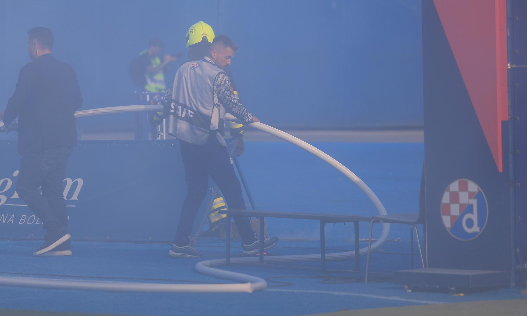 Nedugo nakon prvog zvižduka, ispod glavnog transparenta Bad Blue Boysa na sjevernoj tribini buknuo je plamen