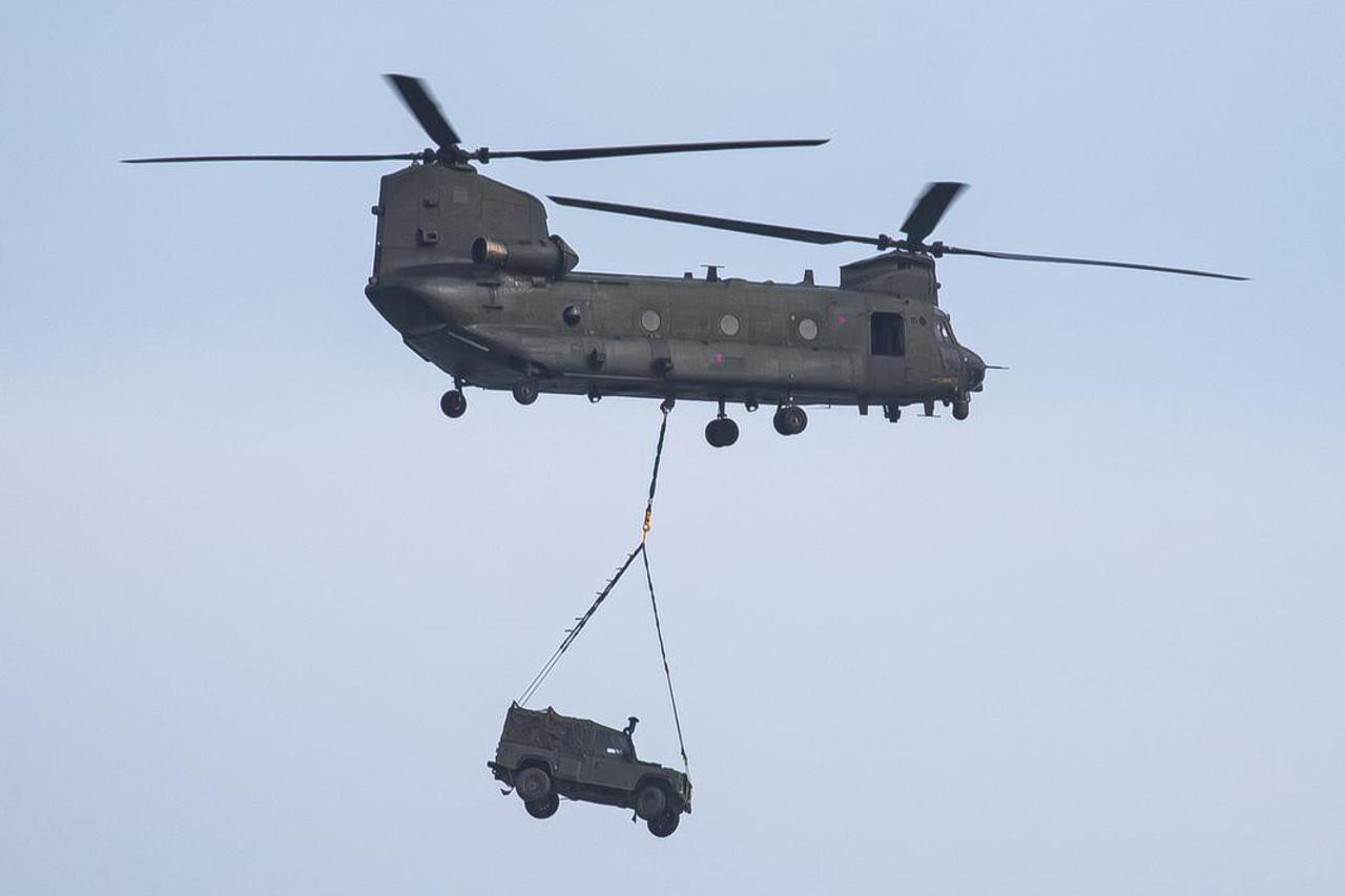 Vojni helikopter tijekom vježbe prevozi automobil Land Rover Defender
