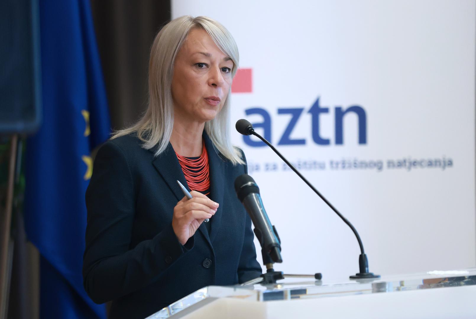 Rođena je u Vinkovcima i kroz karijeru je stekla reputaciju dugogodišnje i cijenjene televizijske voditeljice.