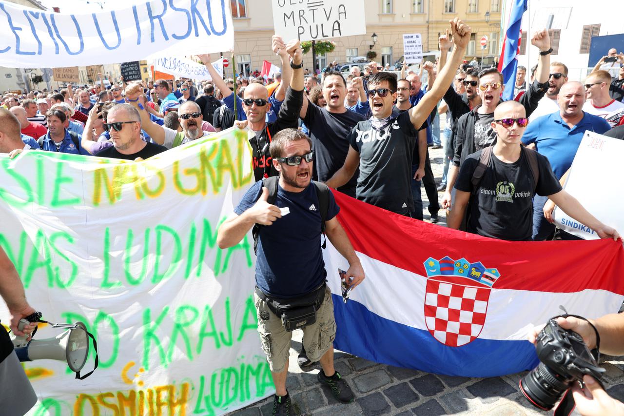 Radnici Uljanika i 3. maja održali prosvjedni skup ispred Banskih dvora