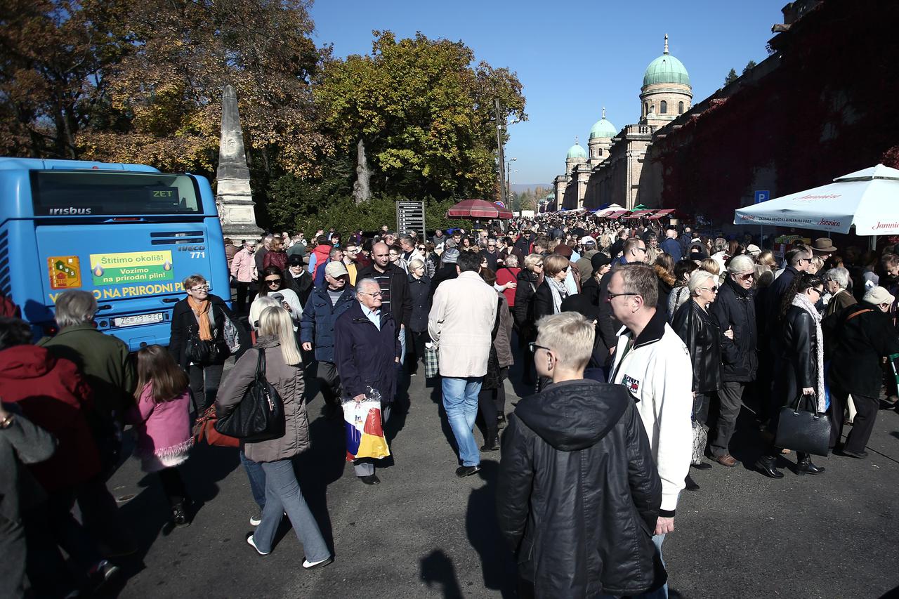 Građani u koloni dugoj 500 metara čekaju autobuse za Mirogoj i Krematrorij