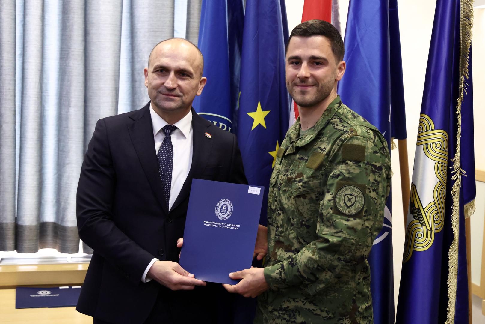 Riječ je o ukupno 52 ugovora, odnosno 52 vrhunska sportaša – ugovorna pričuvnika čija mjesečna naknada za pripravnost iznosi 1000 eura.

