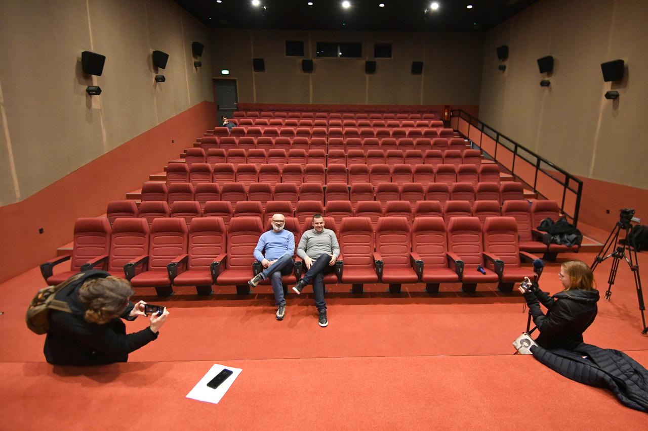 Bjelovar: Gradonačelnik Hrebak i ravnatelj KMC-a Bjelovar Hladiš najavili zamjenu fotelja i tapisona u kinu