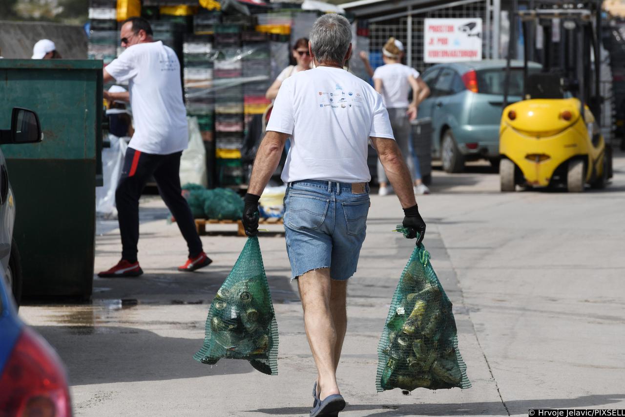 Organizirana akcija čišćenja podmorja ribarske luke u Tribunju