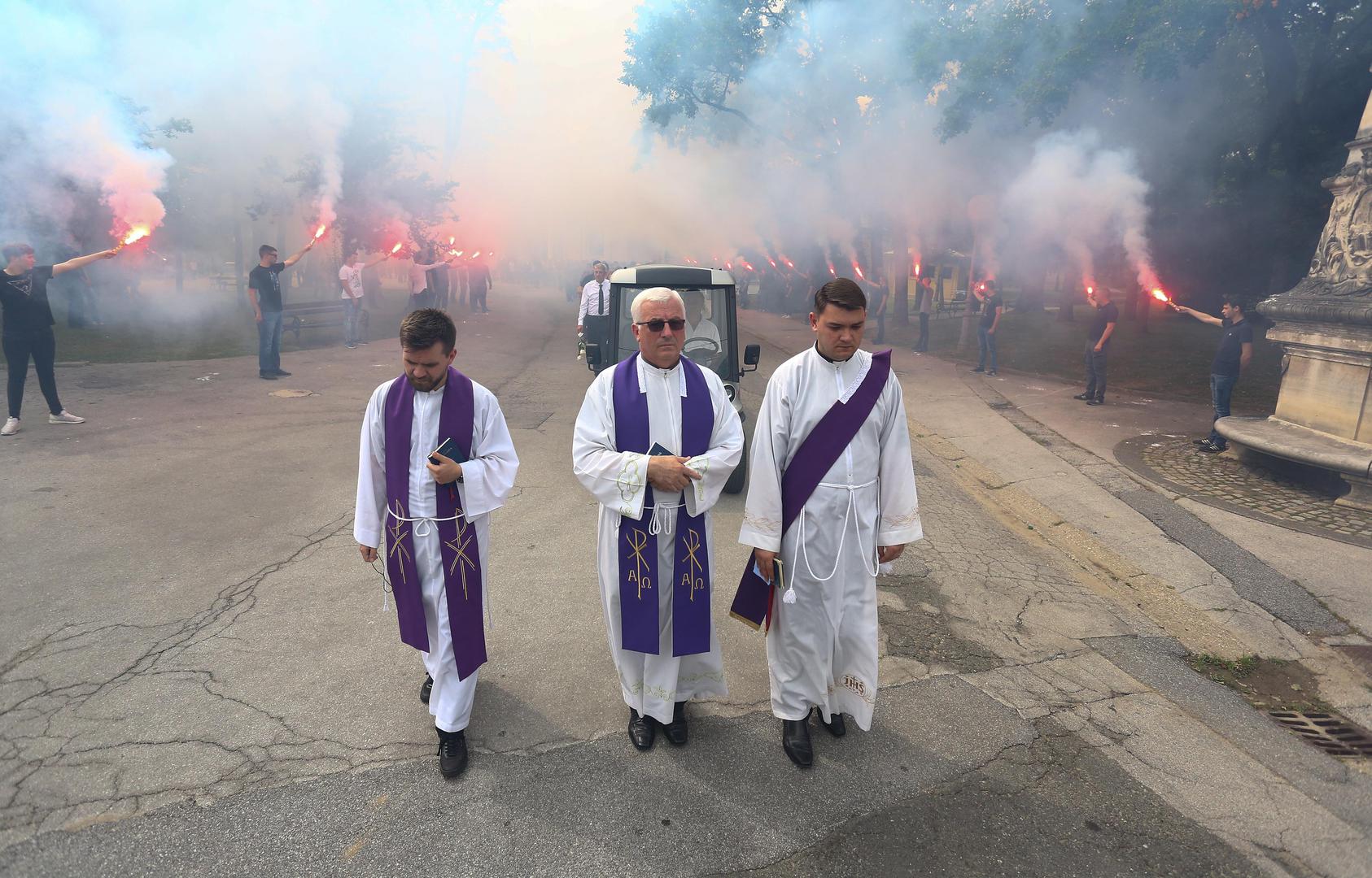 Kao što je to običaj, BBB-i su se od igrača svog kluba oprostili bakljadom