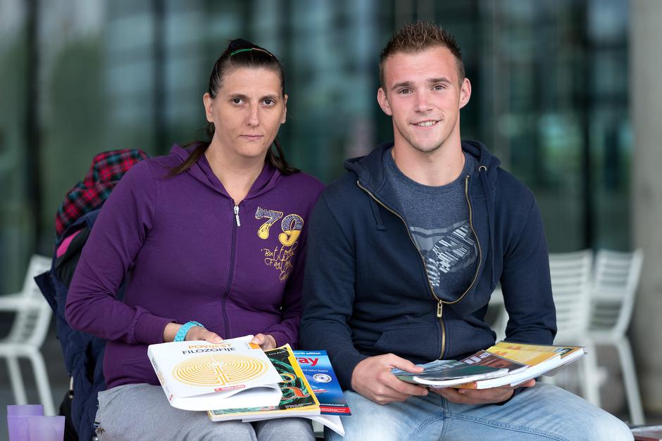 01.09.2014., Zagreb -  Na platou ispred Muzeja suvremene umjetnosti ucenici i njihovi roditelji razmjenjuju i prodaju udzbenike za nadolazecu skolsku godinu.   Photo: Davor Puklavec/PIXSELL